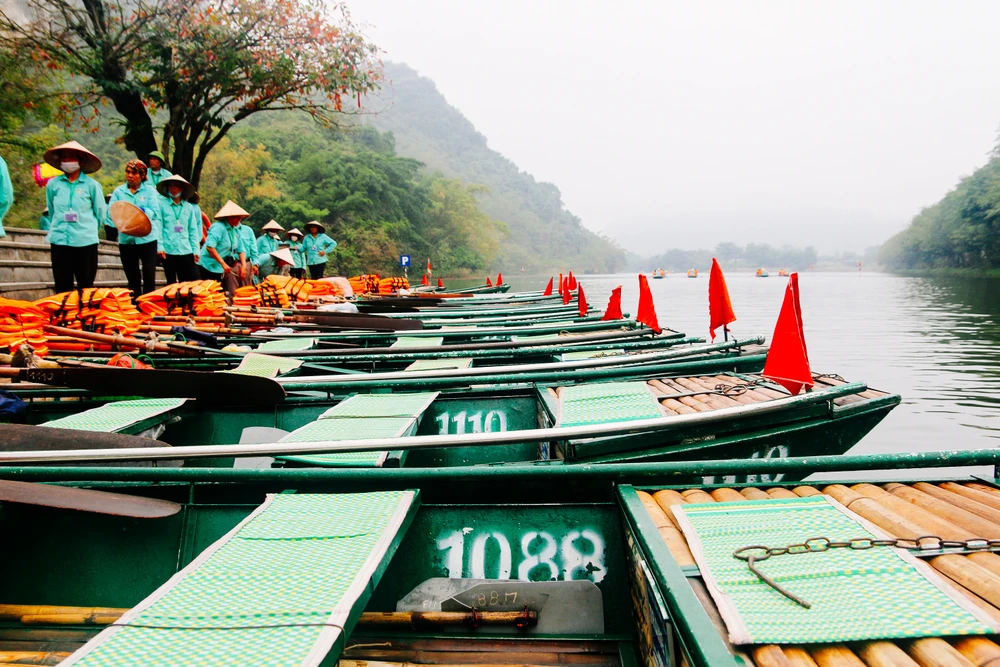 Những người phụ nữ lái đò ở Tràng An, Ninh Bình. Ảnh: HOÀNG KHÁNH