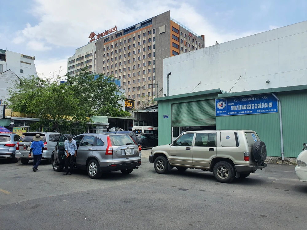 Tại Chi nhánh TTĐK 50-05V cũng có nhiều xe đang chờ vào dây chuyền. Ảnh: TN