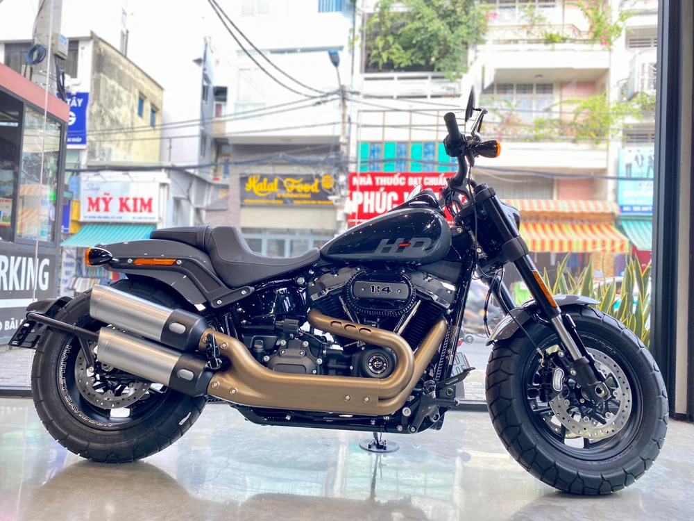 Chiếc xe cô dâu lái là mẫu Fat Bob thuộc dòng Softail nhà Harley-Davidson. Ảnh: ĐK