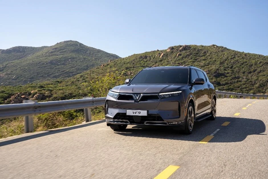 Đây cũng là lần đầu tiên công chúng lái thử VF 9 -mẫu SUV điện 7 chỗ full-size với nhiều trang bị hiện đại, đẳng cấp của VinFast. VF 9 sở hữu vóc dáng bề thế, trang bị nội thất sang trọng và trần kính toàn cảnh là điểm nhấn đáng chú ý trên chiếc ô tô điện hạng E này.