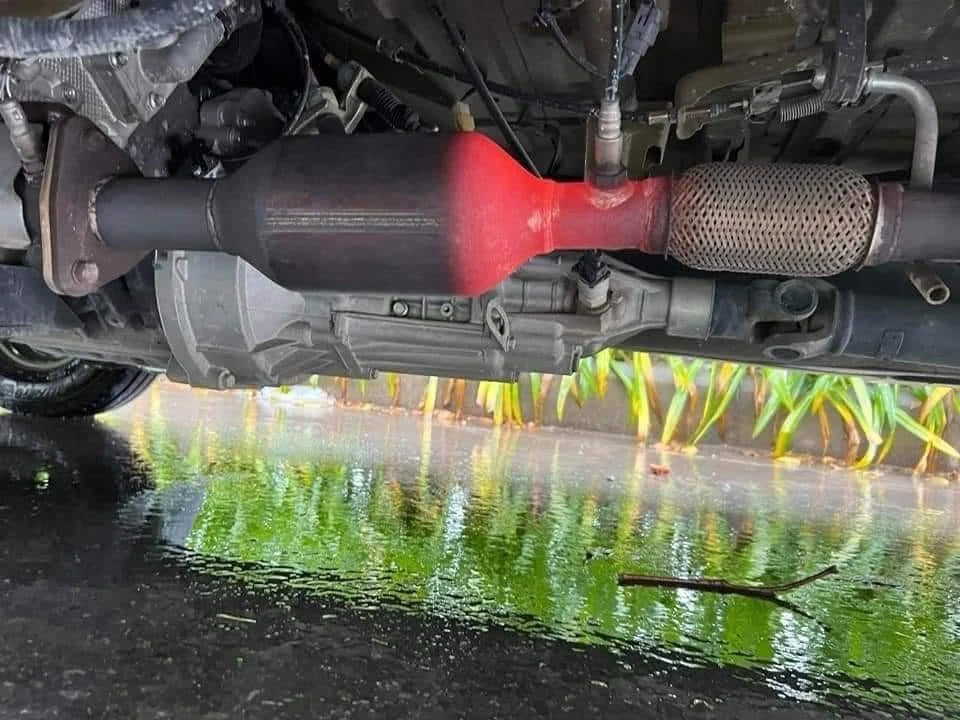 Hình ảnh một chiếc xe được chia sẻ trên các trang mạng xã hội, đây cũng có thể là nguyên nhân gây cháy xe nếu xe đi qua vùng phơi rơm rạ. Ảnh: MXH