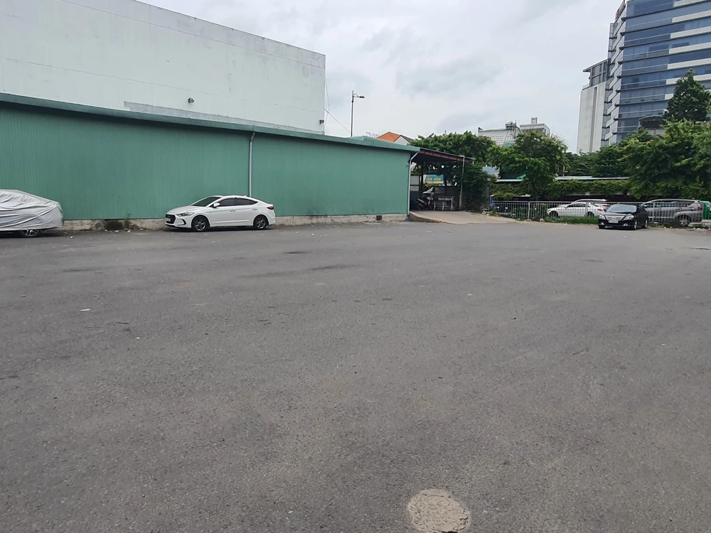 Bãi đậu xe của Chi nhánh TTĐK 50-05V vắng vẻ bất ngờ. Ảnh: THY NHUNG
