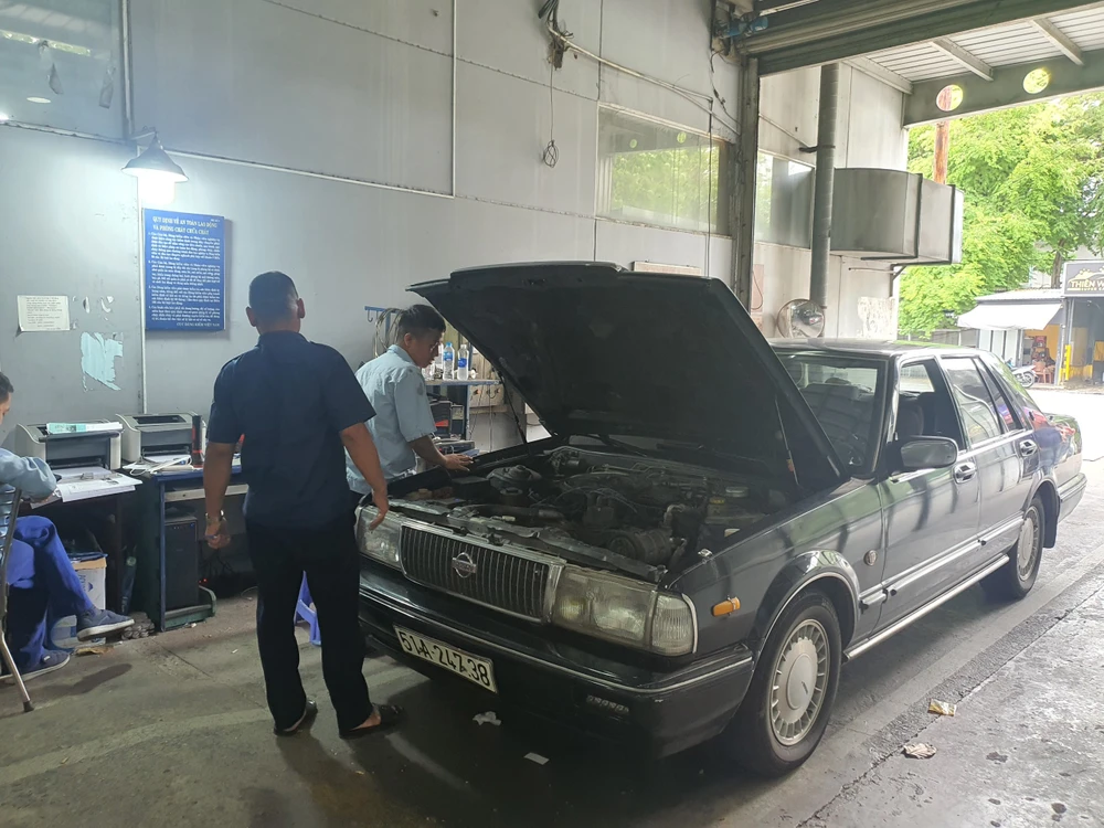 Lúc 11 giờ ngày 8-6, các đăng kiểm viên chỉ kiểm định cho 1 xe duy nhất. Ảnh: THY NHUNG