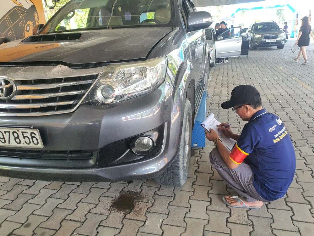 Tại đây, đội ngũ kỹ thuật sẽ kiểm tra các bộ phận trên xe.