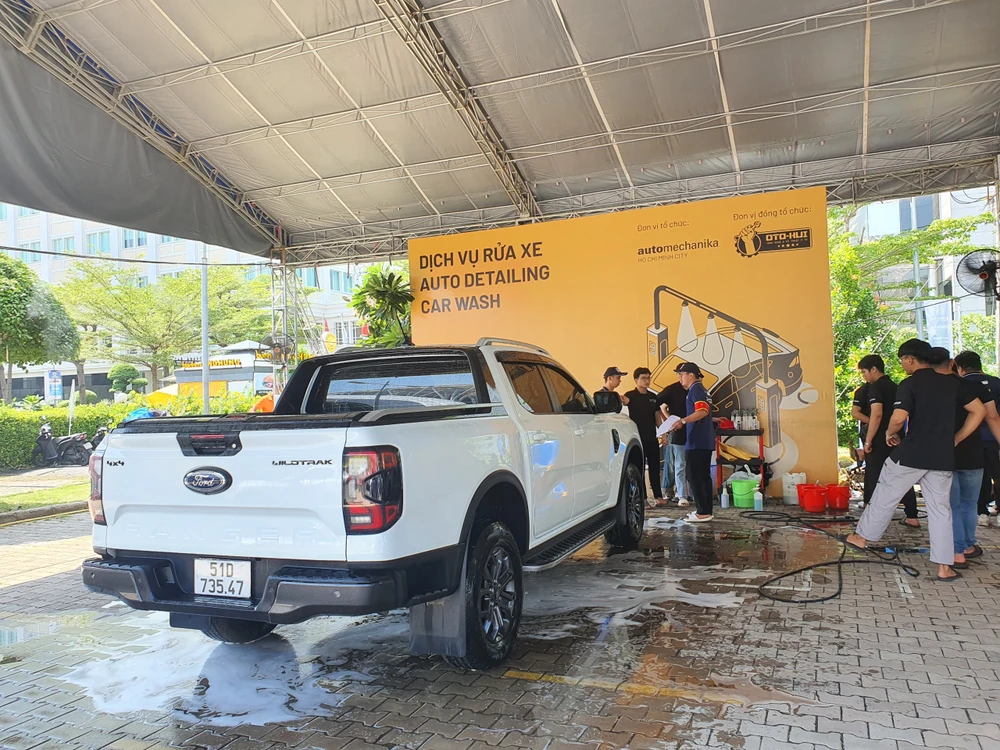 Nhiều người dân mang xe đến từ sớm để được chăm sóc, bảo dưỡng. Ảnh: TN