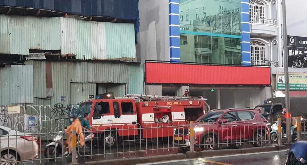 Lực lượng chức năng điều động nhiều phương tiện đến chữa cháy. Ảnh: NGUYỄN YÊN