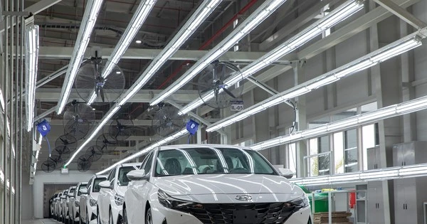 Người mua ô tô trong tháng 6 "tiếc rẻ" vì không được áp dụng giảm 50% lệ phí trước bạ. Người mua ô tô trong tháng 6 "tiếc rẻ" vì không được áp dụng giảm 50% lệ phí trước bạ.