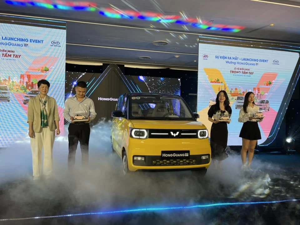 Sáng 29-6, đã có những khách hàng đầu tiên mua chiếc xe điện nhỏ gọn này.