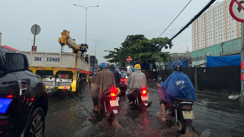Nhiều tuyến đường ở TP Thủ Đức ngập sâu. Ảnh: NGUYỄN YÊN