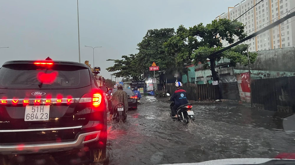 Có những tuyến đường trước đây không ngập nhưng hôm nay cũng bị ngập. Ảnh: NGUYỄN YÊN