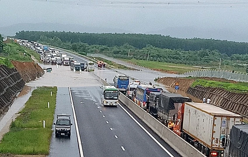 Luật sư phân tích các trường hợp có thể xảy ra khi bồi thường thiệt hại khi ô tô bị ngập trên cao tốc gây hư hỏng. Ảnh: BPN