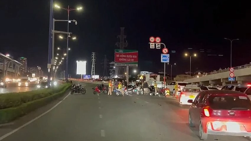 CSGT vây bắt nhóm 40 người tụ tập đua xe trên cầu Sài Gòn. Ảnh: PLO CSGT vây bắt nhóm 40 người tụ tập đua xe trên cầu Sài Gòn. Ảnh: PLO