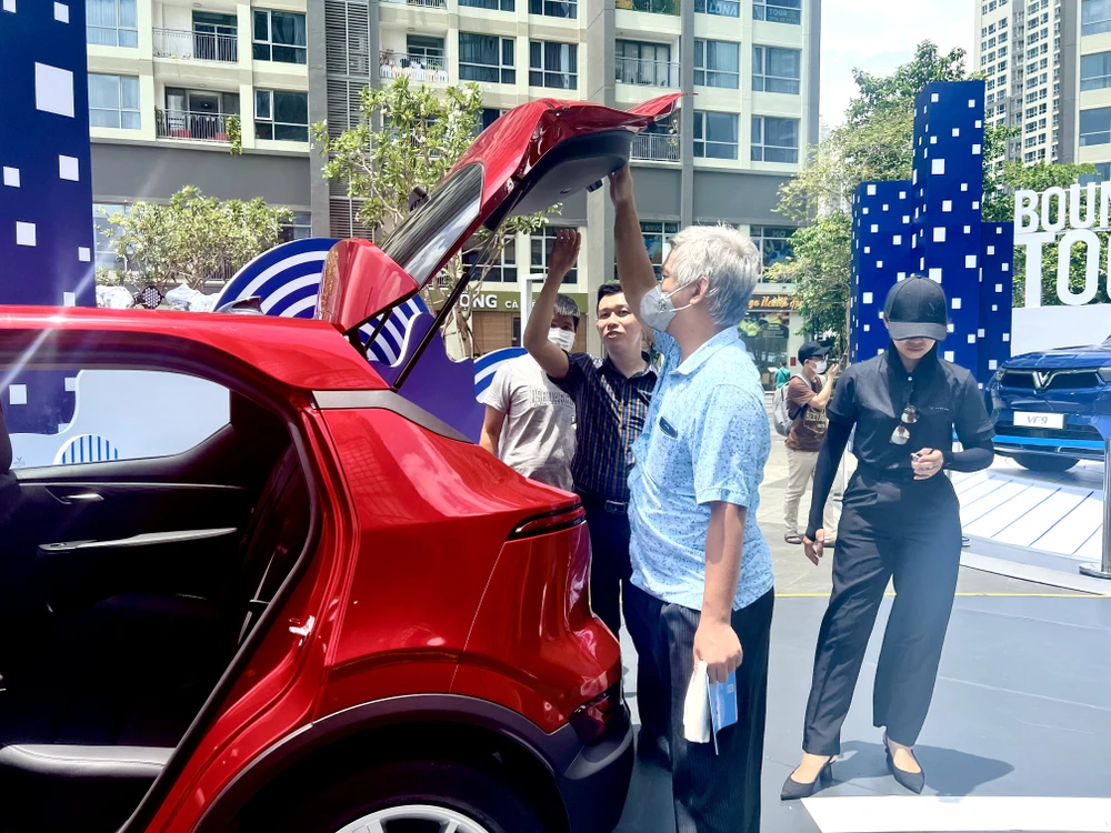 Nhân viên của VinFast đang giới thiệu về mẫu VF 5 Plus. Ảnh: TN