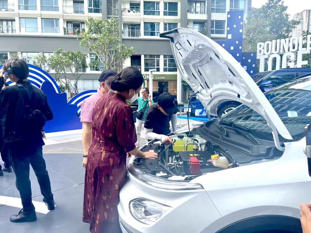 Người dân đang xem "trái tim" của chiếc xe VinFast VF e34. Ảnh: TN