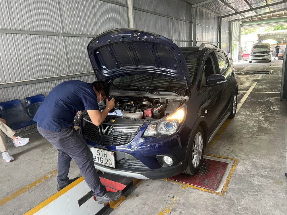 Một số chủ xe đủ điều kiện được gia hạn kiểm định nhưng vẫn đến đăng kiểm. Ảnh: TN