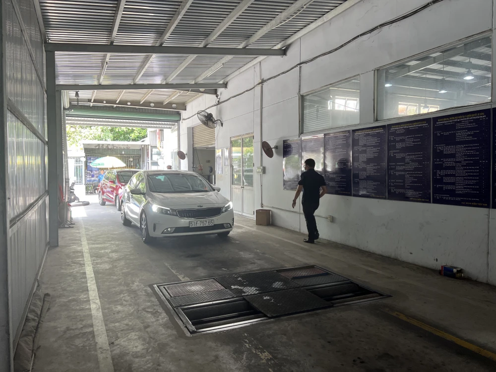 Các TTĐK vắng vẻ, thưa thớt xe đến kiểm định. Ảnh: TN