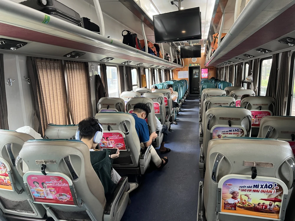 Trong ngày 31-8, ngành đường sắt phục vụ 13 chuyến tàu dịp lễ 2-9. Ảnh: TN