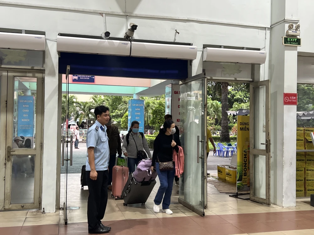 Ngành đường sắt khuyến cáo người dân dù đi trễ cũng không được mua vé bên ngoài để tránh lừa đảo. Ảnh: TN