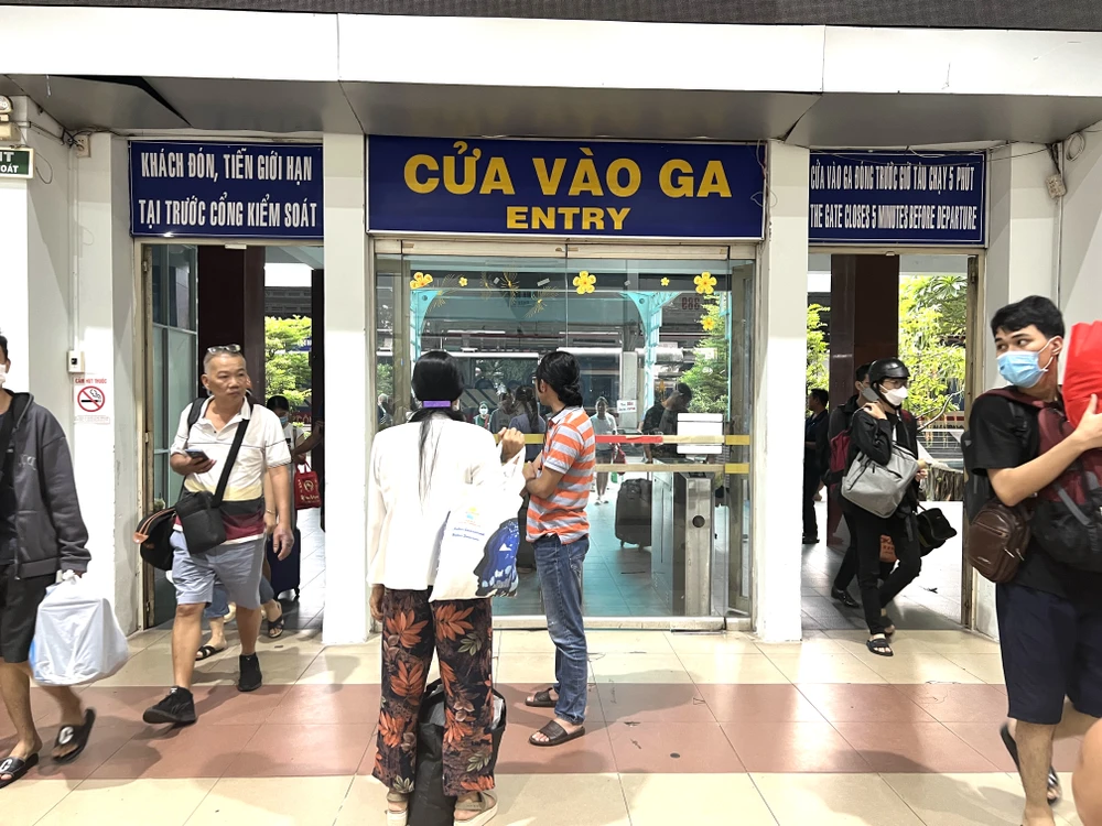 Nhiều gia đình đứng đón chờ người thân của mình. Ảnh: TN