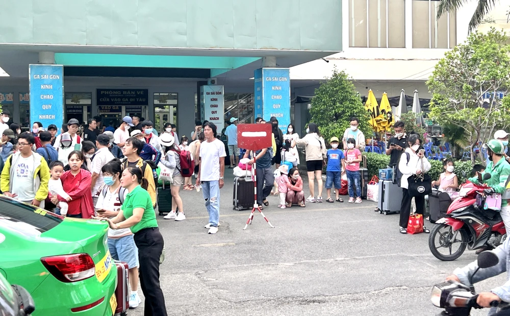 Hành khách đón taxi để về nhà. Ảnh: TN