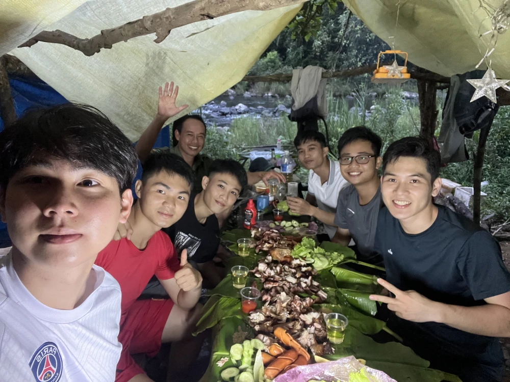 Khi lựa chọn qua đêm tại thác K50, du khách sẽ được thưởng thức các món ăn như gà nướng, cơm lam, các loại rau rừng và rượu cần. Ảnh: ĐINH NGỌC LONG