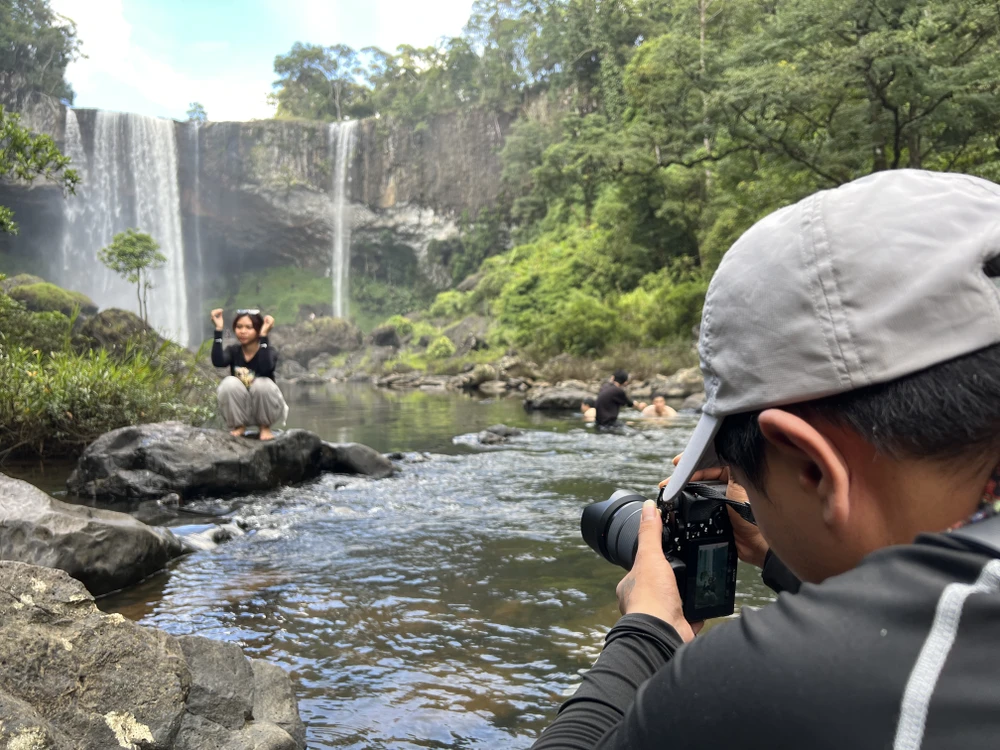 Du khách thoả thích check-in bên dòng thác tuyệt đẹp. Ảnh: THY NHUNG
