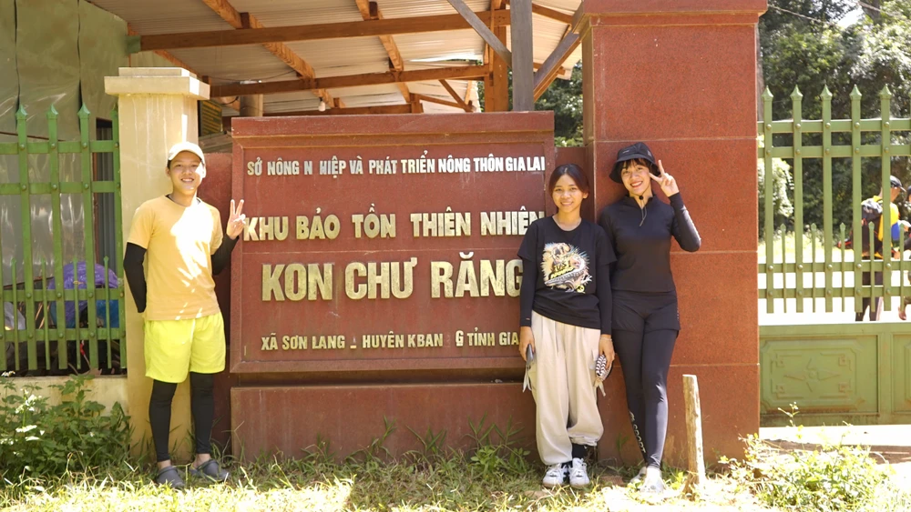 Nhóm bạn của chị Mai Uyên bị cuốn hút bởi vẻ đẹp của thác K50 nên đã quyết định đi ô tô từ Quảng Ngãi đến Gia Lai để cảm nhận vẻ đẹp của "nàng thơ" giữa núi rừng Tây Nguyên. Ảnh: ĐINH XUÂN MINH