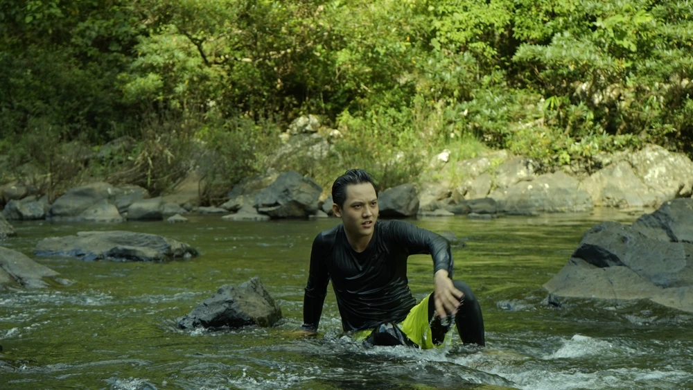 Du khách thoả thích mình ngâm dưới dòng nước mát rượi sau những mệt nhọc khi băng rừng. Ảnh: ĐINH XUÂN MINH