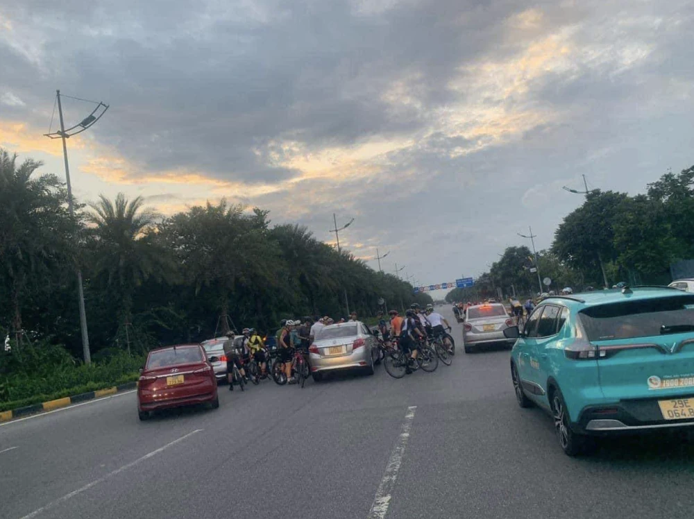 doan-xe-dap-vay-kin-o-to