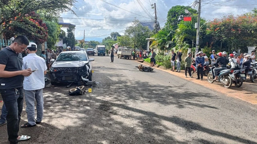 Hiện trường người gây tai nạn ở Đức Trọng, Lâm Đồng.