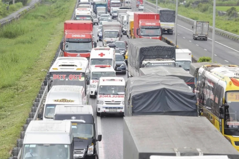 Xe đi vào làn khẩn cấp trên cao tốc TP.HCM - Trung Lương.