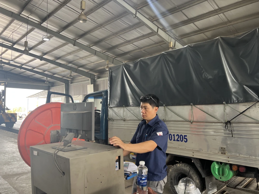 Đăng kiểm viên đang thực hiện nhiệm vụ của mình tại TTĐK 50-08D.