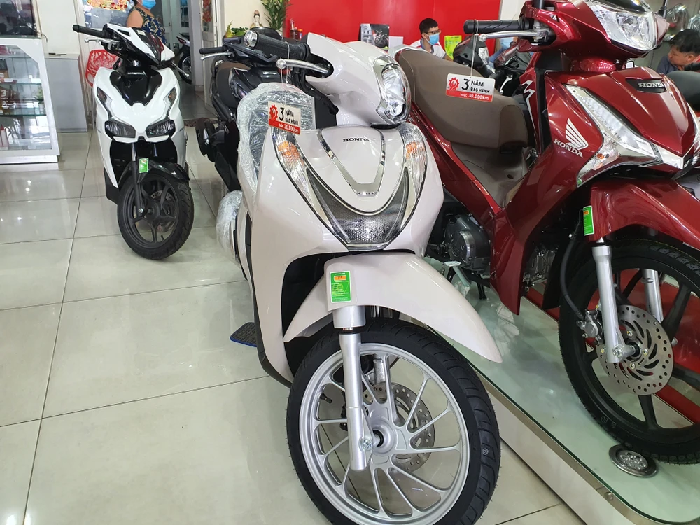 Các hãng xe máy đua nhau giảm giá khi sức mua ngày càng chậm.