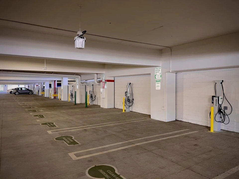 nơi rẻ nhất, an toàn nhất và thuận tiện nhất để sạc xe điện là ở nhà và nơi làm việc.