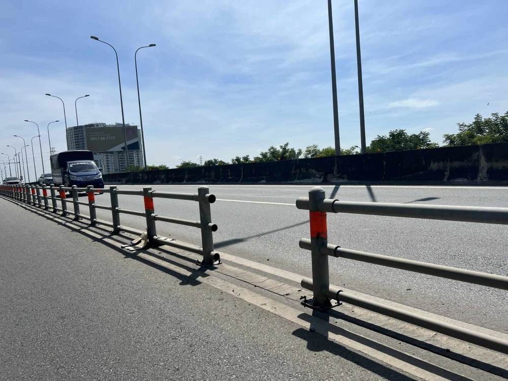 Dải phân cách bị tháo, tạo khoảng trống có thể khiến xe máy lấn vào làn ô tô.