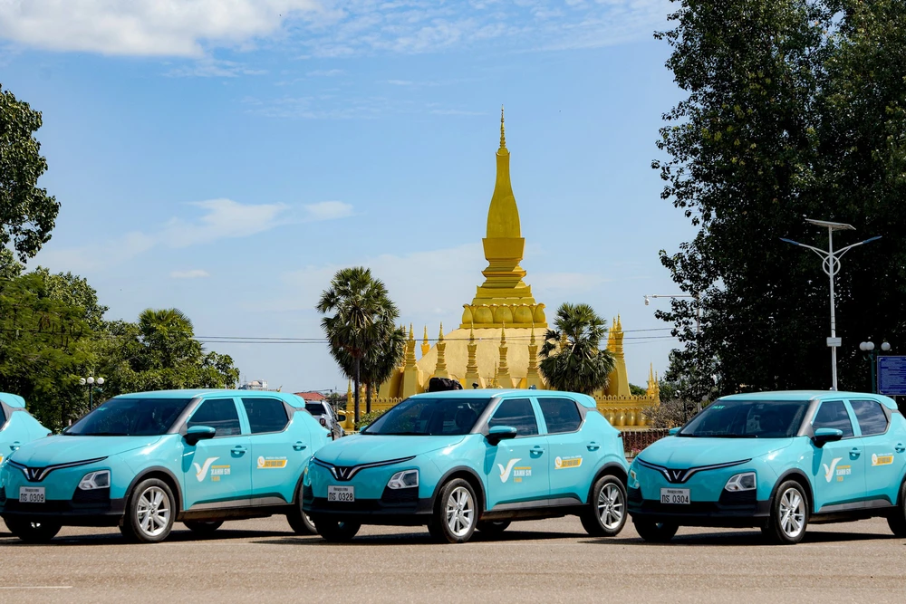 Dàn xe taxi Xanh SM đã sẵn sàng phục vụ hành khách tại Lào.