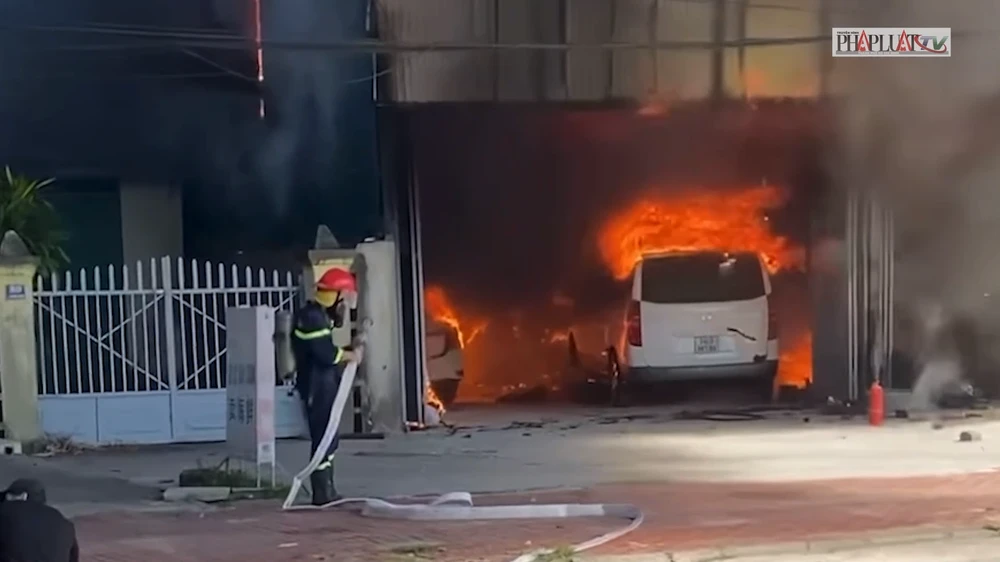 Vụ cháy ở Quảng Ninh đã thiêu rụi 5 chiếc ô tô.