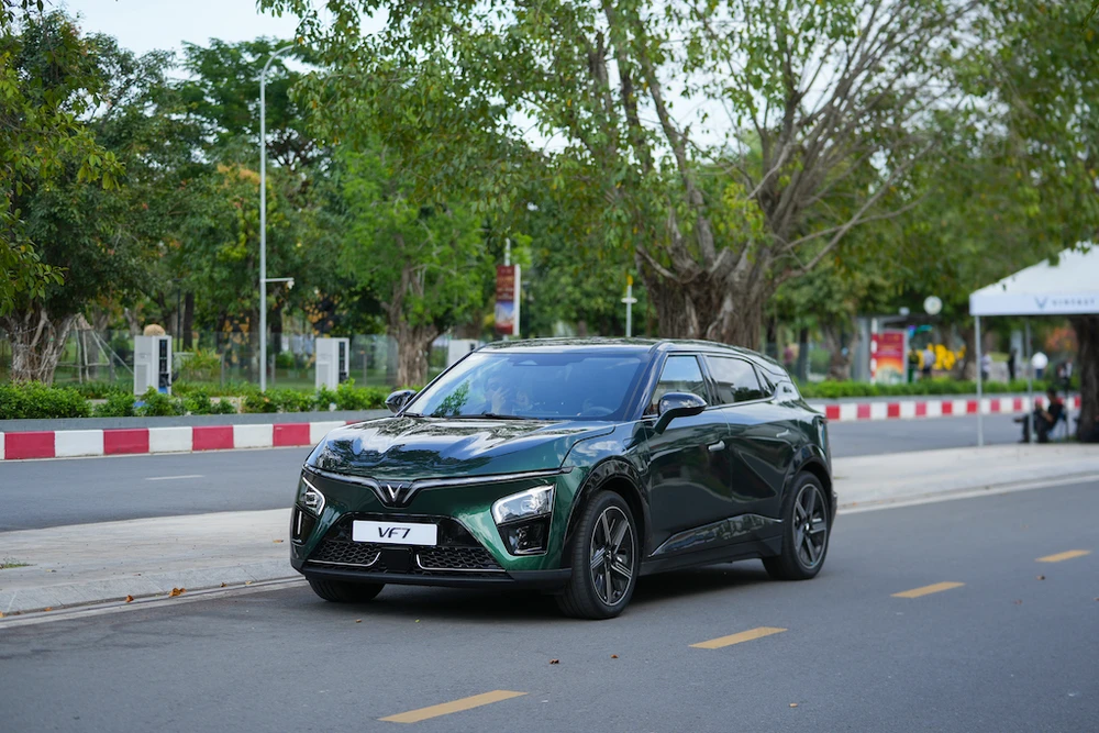 VF 7 được đánh giá cao về trải nghiệm lái nhờ sở hữu sức mạnh động cơ lên tới 349 mã lực và mô-men xoắn cực đại 500 Nm.