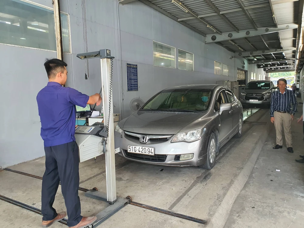 Bộ GTVT đề xuất sẽ thu phí lập hồ sơ là 50 ngàn đồng đối với ô tô được miễn kiểm định lần đầu.