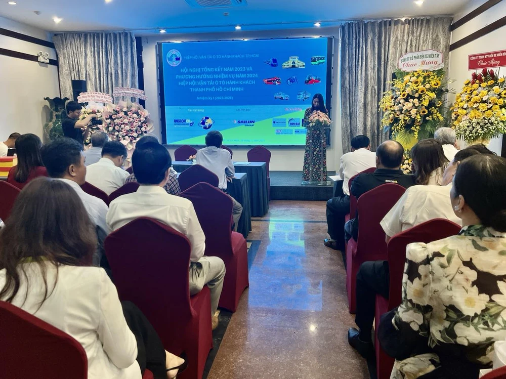 Hiệp hội vận tải ô tô hành khách TP.HCM đã có tổ chức Hội nghị tổng kết năm 2023 và phương hướng, nhiệm vụ năm 2024.