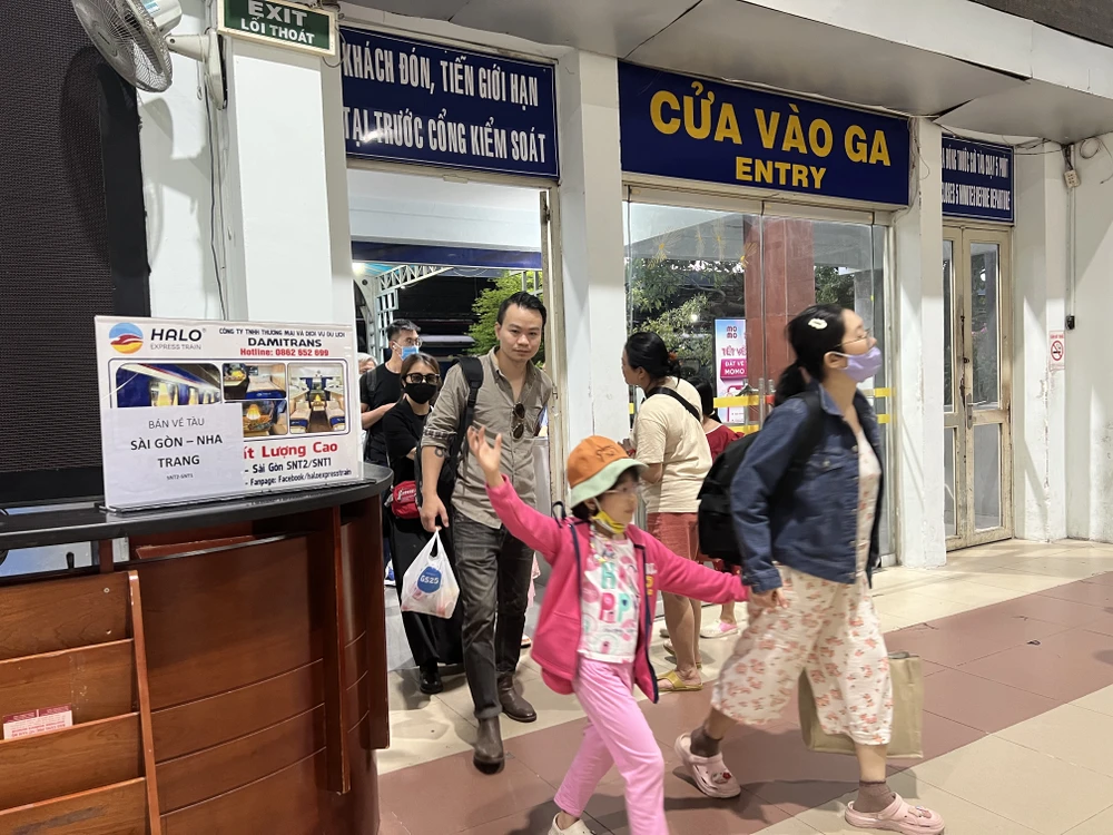 Những hành khách đầu tiên trên tuyến tàu SPT1 vào Ga Sài Gòn.