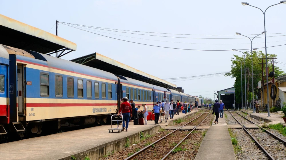 Dịp tết Nguyên đán 2024 nhiều người dân chọn tàu hoả làm phương tiện về quê.