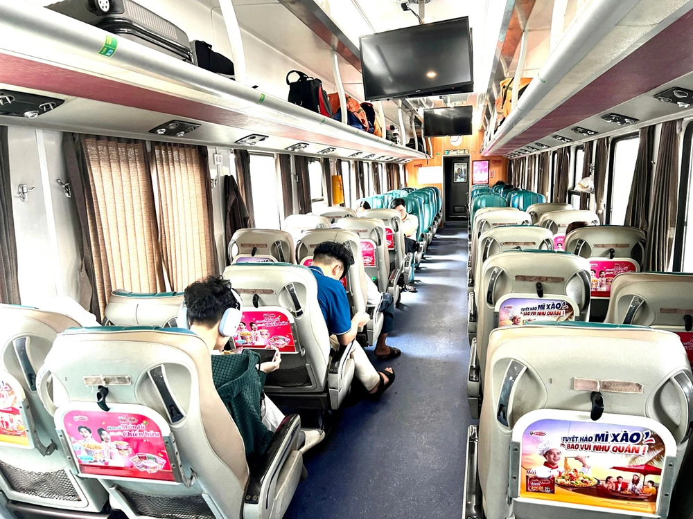 Hành khách đi tàu cần lưu ý kiểm tra thông tin vé trước khi lên tàu.