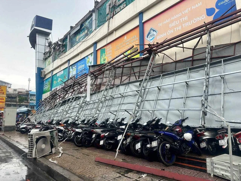 biển quảng cáo rơi