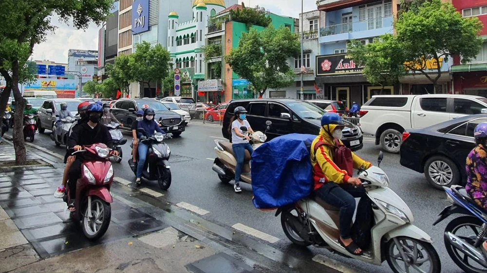 không đội mũ bảo hiểm