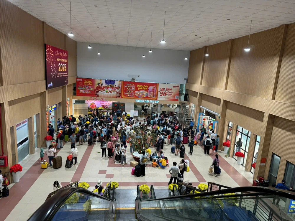 Người dân lỉnh kỉnh đồ đạc để lên tàu về quê đón Tết.