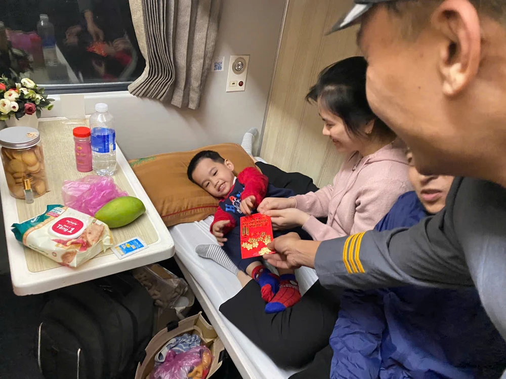 Tình cảm đong đầy trên chuyến tàu hỏa 'xuyên giao thừa'