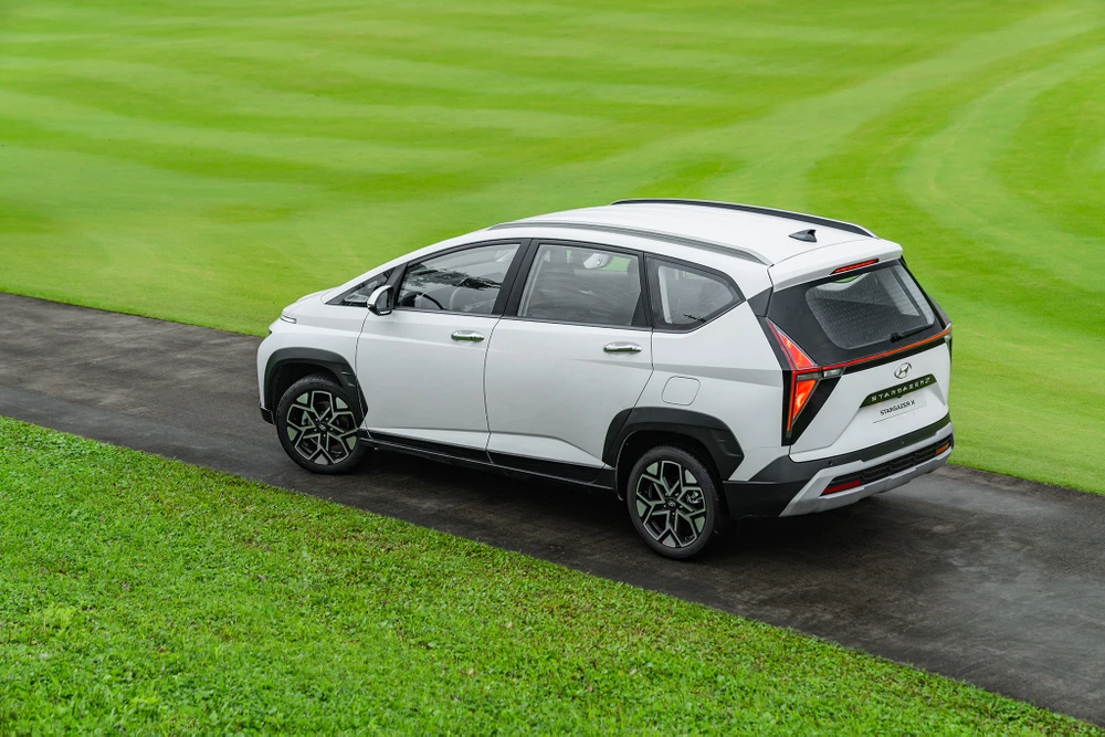 Hyundai Stargazer.jpg