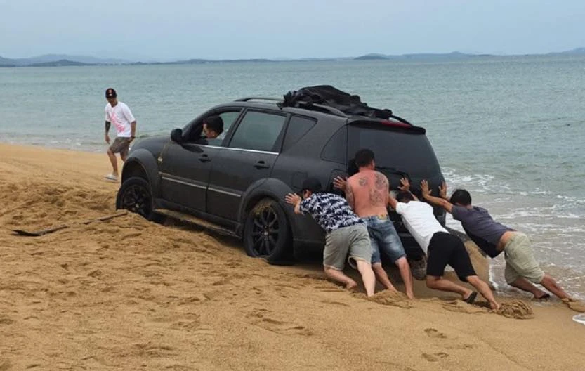 chạy xe trên bãi biển