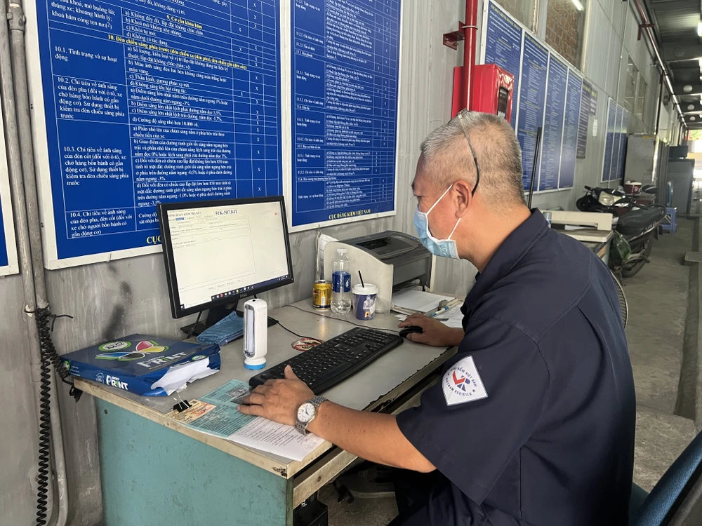 Đăng kiểm ô tô ở TP.HCM vắng vẻ, người dân chỉ mất 15 phút để kiểm định xe